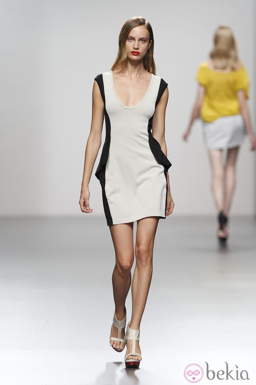 Vestido bicolor de Amaya Arzuaga en Cibeles, colección primavera de 2012