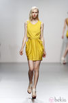 Vestido amarillo drapeado de Amaya Arzuaga en Cibeles, colección primavera de 2012