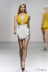 Falda con drapeado geométrico de Amaya Arzuaga en Cibeles, colección primavera de 2012