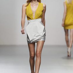 Falda con drapeado geométrico de Amaya Arzuaga en Cibeles, colección primavera de 2012