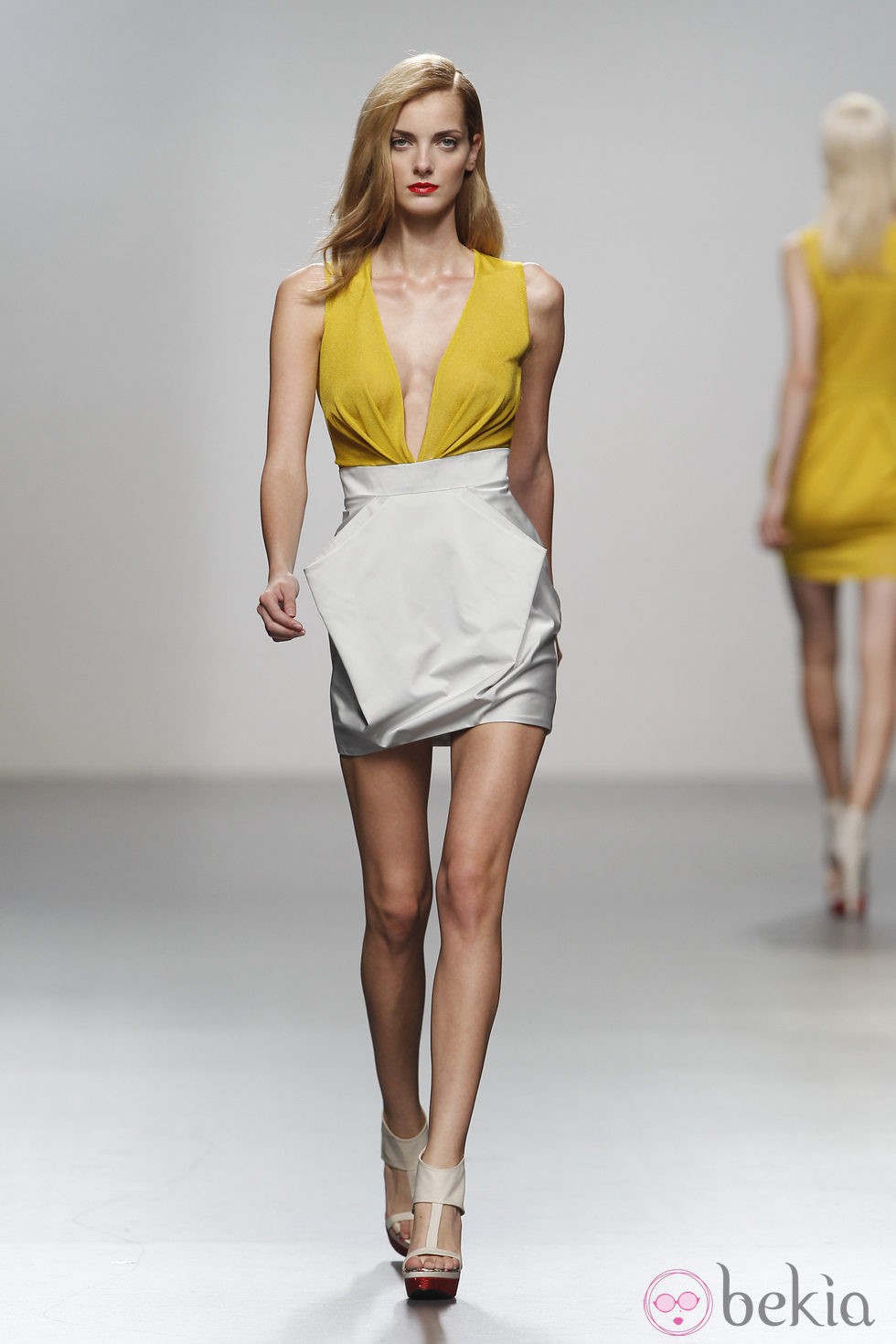 Falda con drapeado geométrico de Amaya Arzuaga en Cibeles, colección primavera de 2012