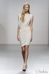 Ajustado vestido blanco de Amaya Arzuaga en Cibeles, colección primavera de 2012