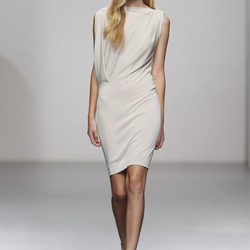Ajustado vestido blanco de Amaya Arzuaga en Cibeles, colección primavera de 2012