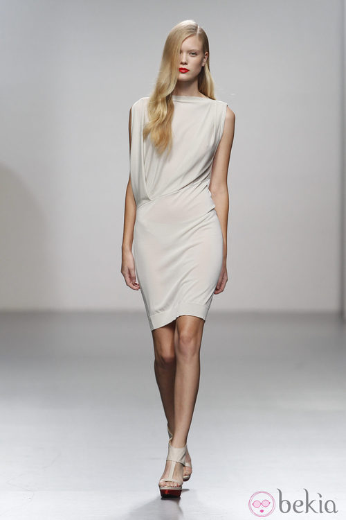 Ajustado vestido blanco de Amaya Arzuaga en Cibeles, colección primavera de 2012