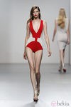 Bañador rojo y blanco de Amaya Arzuaga en Cibeles, colección primavera de 2012