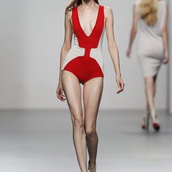 Bañador rojo y blanco de Amaya Arzuaga en Cibeles, colección primavera de 2012