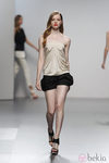 Short negro abullonado de Amaya Arzuaga en Cibeles, colección primavera de 2012