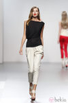Pantalón blanco de Amaya Arzuaga en Cibeles, colección primavera de 2012