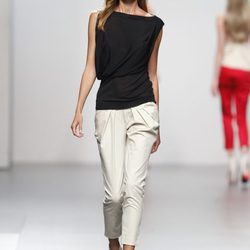 Pantalón blanco de Amaya Arzuaga en Cibeles, colección primavera de 2012