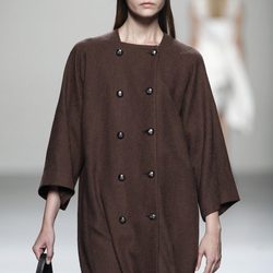 Abrigo marrón de Lemoniez en Cibeles, colección primavera 2012