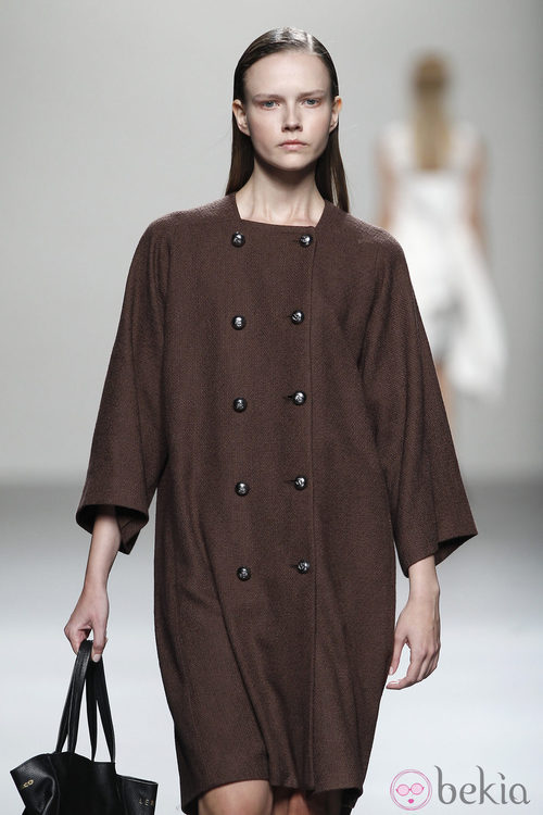 Abrigo marrón de Lemoniez en Cibeles, colección primavera 2012