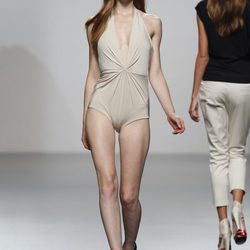 Bañador en tono nude drapeado de Amaya Arzuaga en Cibeles, colección primavera de 2012