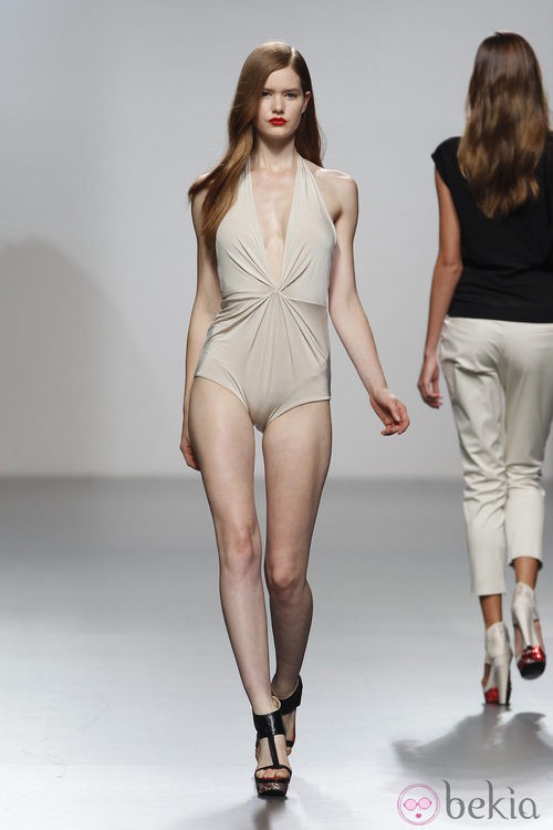Bañador en tono nude drapeado de Amaya Arzuaga en Cibeles, colección primavera de 2012