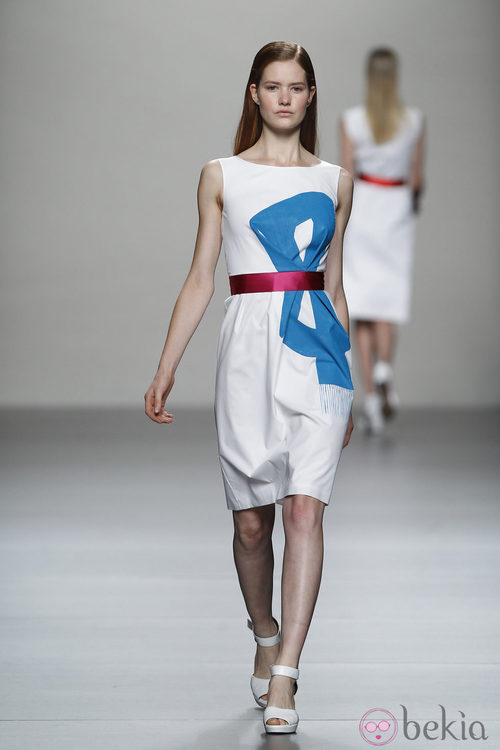 Vestido blanco con motivo de lazo de Lemoniez, colección primavera 2012