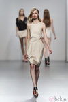 Vestido con escotes en los costados de Amaya Arzuaga en Cibeles, colección primavera de 2012