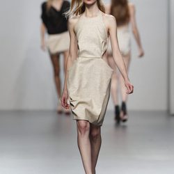 Vestido con escotes en los costados de Amaya Arzuaga en Cibeles, colección primavera de 2012