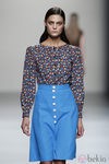 Blusa estampada y falda azul de Lemoniez en Cibeles, colección 2012