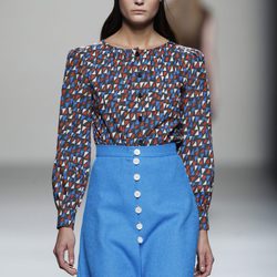 Blusa estampada y falda azul de Lemoniez en Cibeles, colección 2012