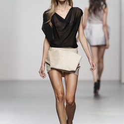 Blusa negra transparente de Amaya Arzuaga en Cibeles, colección primavera de 2012