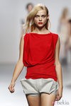 Top rojo y short blanco de Amaya Arzuaga en Cibeles, colección primavera de 2012
