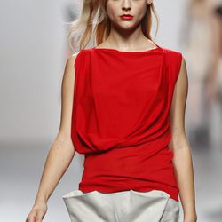 Top rojo y short blanco de Amaya Arzuaga en Cibeles, colección primavera de 2012