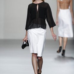 Camisa negra y falda blanca de Lemoniez, colección primavera 2012