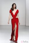 Escotadísimo vestido rojo drapeado de Amaya Arzuaga en Cibeles, colección primavera de 2012
