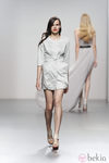 Abrigo gris de Amaya Arzuaga en Cibeles, colección primavera de 2012