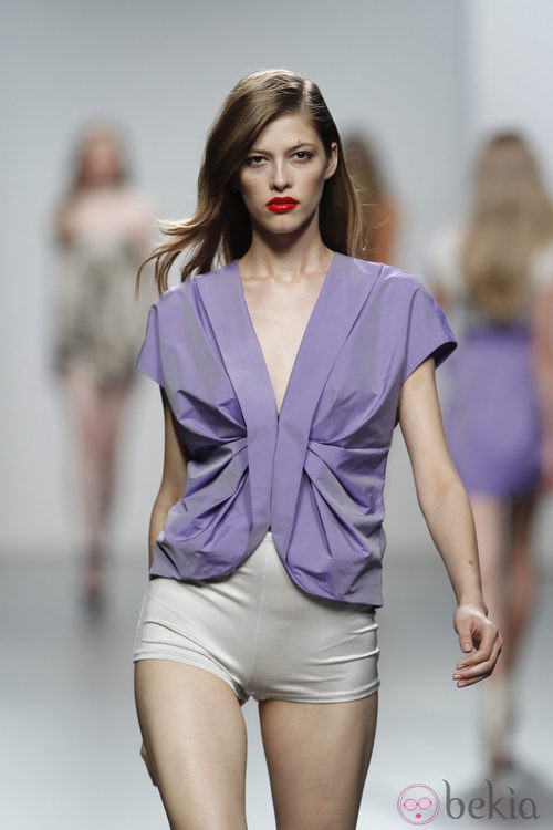 Chaqueta malva fruncida con Amaya Arzuaga en Cibeles, colección primavera de 2012