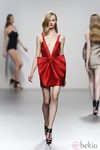 Vestido rojo escotado de Amaya Arzuaga en Cibeles, colección primavera de 2012