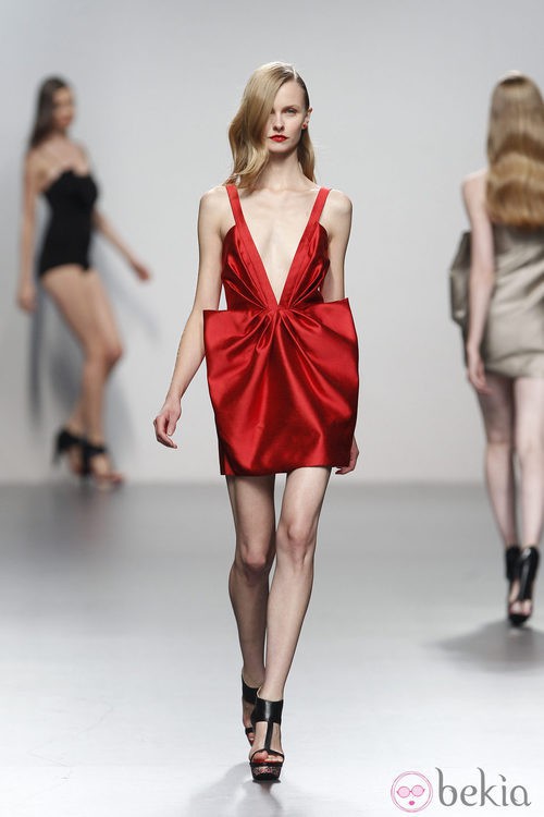 Vestido rojo escotado de Amaya Arzuaga en Cibeles, colección primavera de 2012