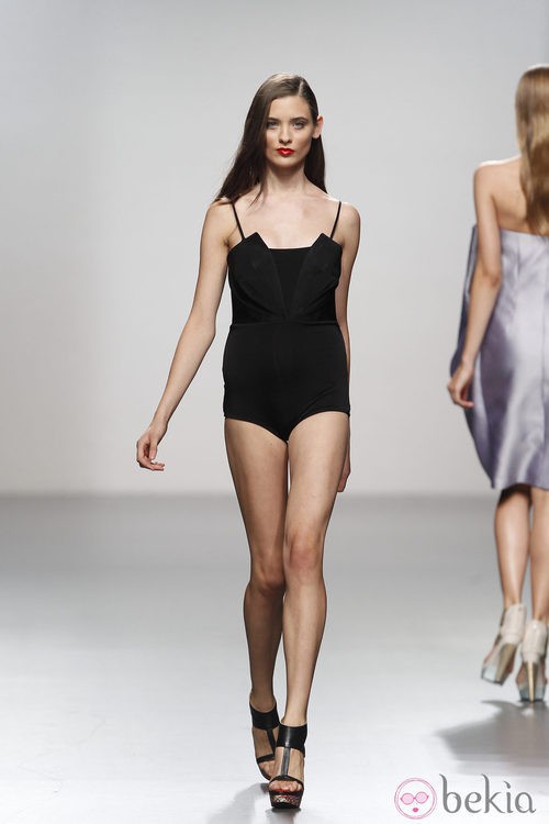 Bañador negro de Amaya Arzuaga en Cibeles, colección primavera de 2012