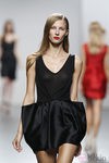 Vestido con top semitransparente de Amaya Arzuaga en Cibeles, colección primavera de 2012