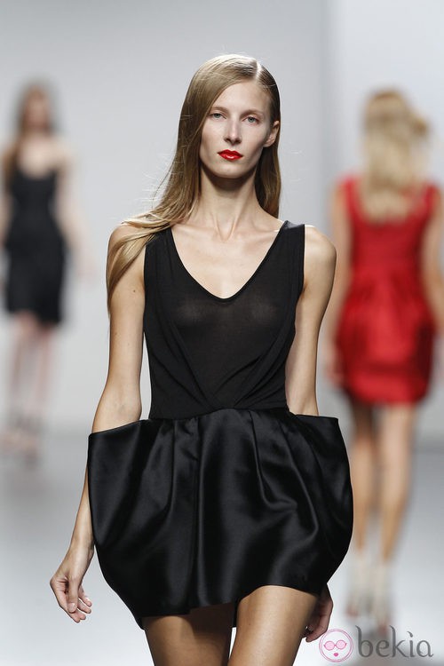Vestido con top semitransparente de Amaya Arzuaga en Cibeles, colección primavera de 2012