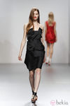Vestido negro con escote palabra de honor de Amaya Arzuaga en Cibeles, colección primavera de 2012