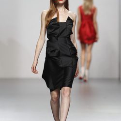 Vestido negro con escote palabra de honor de Amaya Arzuaga en Cibeles, colección primavera de 2012