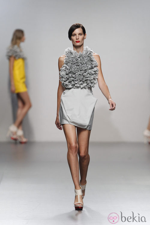 Vestido gris con frondoso fruncido de Amaya Arzuaga en Cibeles, colección primavera de 2012