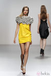 Vestido amarillo con fruncidos de Amaya Arzuaga en Cibeles, colección primavera de 2012