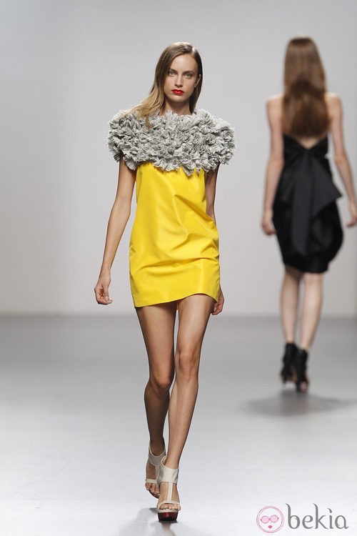 Vestido amarillo con fruncidos de Amaya Arzuaga en Cibeles, colección primavera de 2012