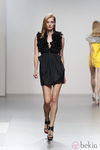 Escote pico con fruncidos de Amaya Arzuaga en Cibeles, colección primavera de 2012