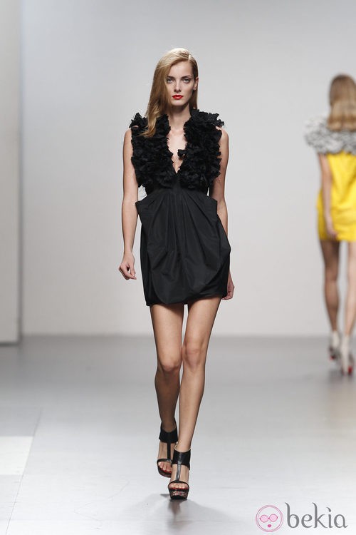 Escote pico con fruncidos de Amaya Arzuaga en Cibeles, colección primavera de 2012