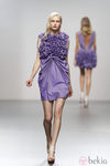 Vestido malva con fruncidos de Amaya Arzuaga en Cibeles, colección primavera de 2012