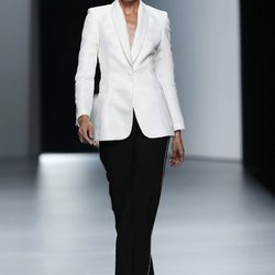 Traje de chaqueta de Juanjo Oliva en Cibeles, colección primavera de 2012