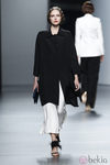 Gabardina ancha de Juanjo Oliva en Cibeles, colección primavera de 2012
