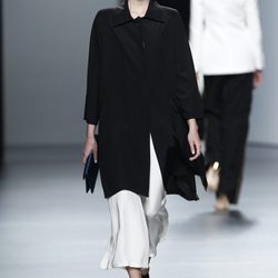 Gabardina ancha de Juanjo Oliva en Cibeles, colección primavera de 2012