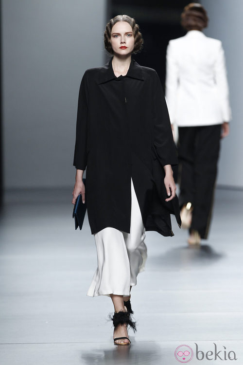 Gabardina ancha de Juanjo Oliva en Cibeles, colección primavera de 2012