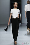 Pantalón ancho de Juanjo Oliva en Cibeles, colección primavera de 2012