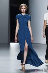 Vestido añil de inspiración años cuarenta de Juanjo Oliva en Cibeles, colección primavera de 2012,