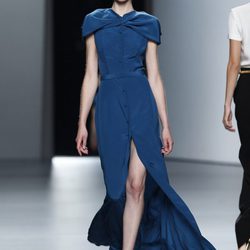 Vestido añil de inspiración años cuarenta de Juanjo Oliva en Cibeles, colección primavera de 2012,