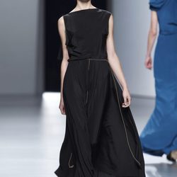Vestido negro con detalles dorados de Juanjo Oliva en Cibeles, colección primavera de 2012